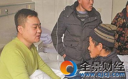 战士冰水救援老人 撕开三轮帆布车窗平衡水压机智救人