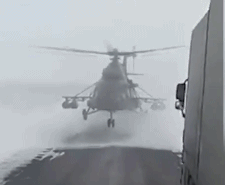 活见久!直升机迷路停公路 拦下货车问路找方向