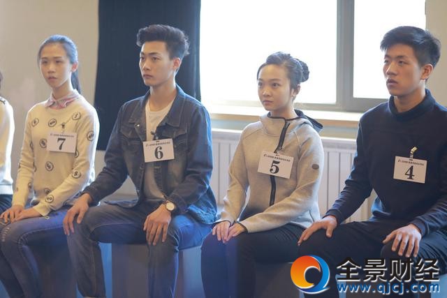 组图:林妙可艺考内场图曝光 站姿笔直婷婷玉立