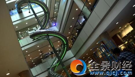 重庆商场高空滑梯惊人亮相 体验速度与激情50米仅需12秒