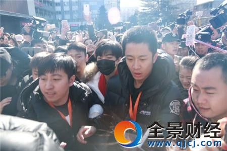 2017年艺考开考王俊凯北电初试:凌晨寒风刺骨小粉丝堵门守王俊凯 林妙可为艺考早上四点起床