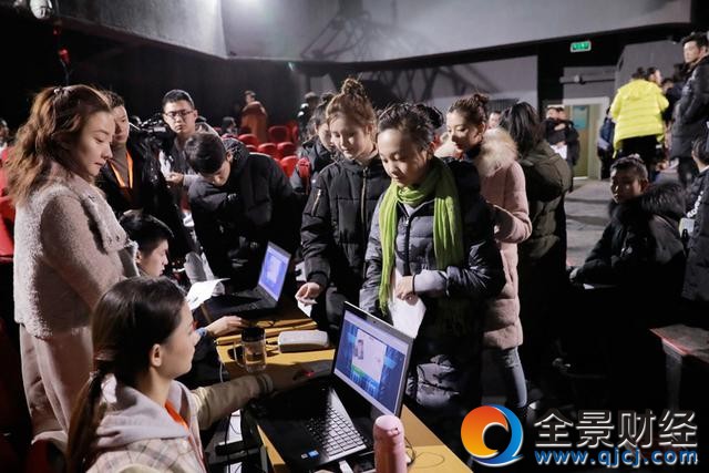 组图:林妙可艺考内场图曝光 站姿笔直婷婷玉立