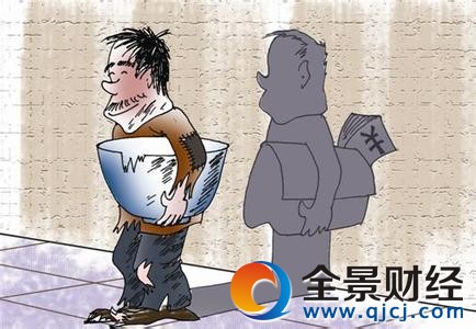 男子乞讨城管举牌提醒防骗 职业乞丐用苹果手机抽中华烟