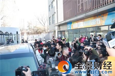 2017年艺考开考王俊凯北电初试:凌晨寒风刺骨小粉丝堵门守王俊凯 林妙可为艺考早上四点起床