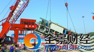 施工人员正在施工现场吊装设备下井