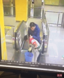 男子地铁强吻保洁阿姨 视频刷屏网友称口味真重