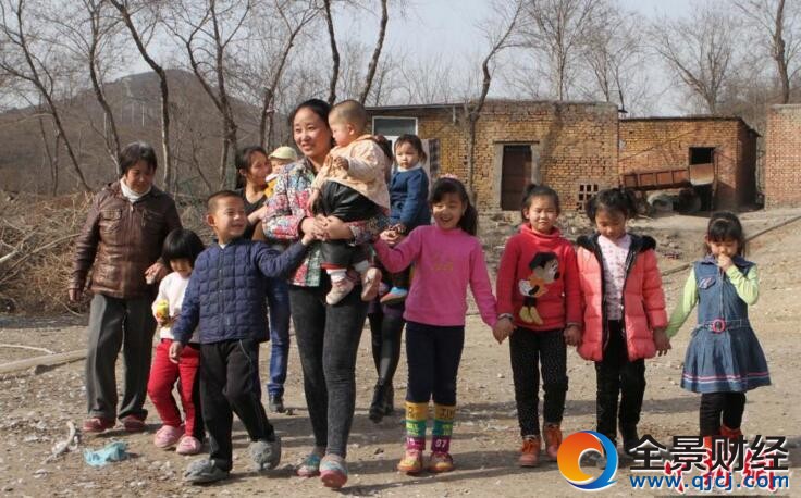 泪崩!20年她收养了102个弃婴 自己患癌却舍不得住院