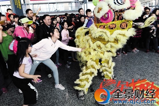 ?白云机场初一舞醒狮