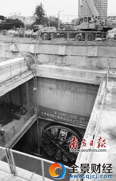 随着巨大的盾构机刀盘破洞而出,广州地铁九号线广州北站—花城路站区间隧道于1月18日双线贯通