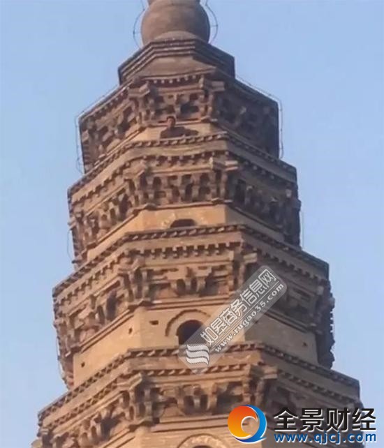 18日,从河北省衡水市公安局获悉,近日,衡水一男子喝醉酒后攀爬国家级文物保护单位宝云塔,在塔顶拍照并撒钱,影响了正常社会秩序,被警方依法行政拘留。 每年中国农历正月十五、十六这两天,当地很多群众都会去宝云寺宝云塔祈福、游玩。据宝云寺管理处一名工作人员介绍,今年正月十六16时许,一名姓杜的男子满身酒气,突然从塔的东侧往上攀爬,一直爬到塔顶,引发大量群众围观,现场一片混乱。 工作人员立即报警,警察赶到现场后,这名男子仍不愿下来,反而在塔上拿手机拍照并撒钱。警方一方面准备气垫应急,一方面准备强行解救。 稍后,稍微有些清醒的杜某才自己慢慢爬下来。据杜某向警方交代,当天他喝了不少酒,回忆起小时候曾爬过宝云塔,于是借着酒劲又爬了一次。只是,让他没有料到的是,这次的行为却要受到相应的惩罚。