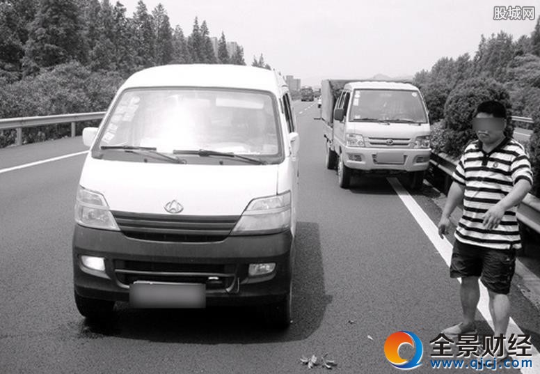 两名司机开斗气车