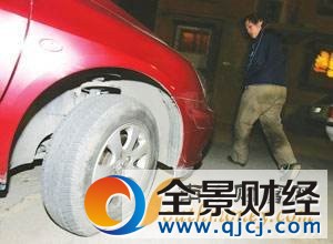 男子戳爆十车车胎