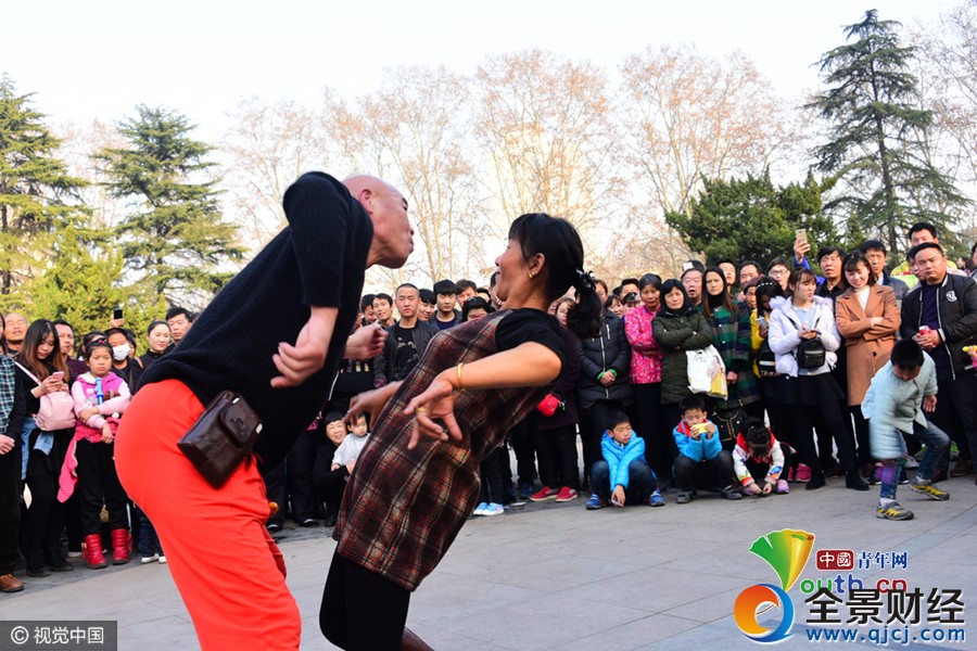 郑州大叔自创抽筋舞 现场直播各地舞友纷纷来拜师学艺