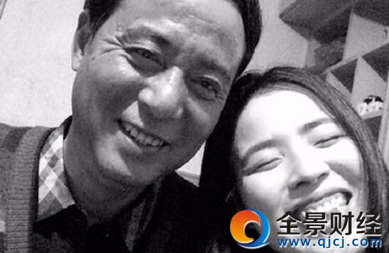 跨越24年父女照片 同一个姿势同一个表情满满回忆杀