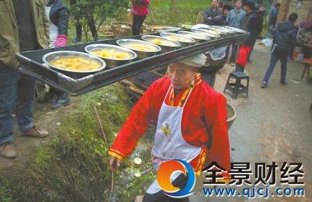 头顶传菜超30万碗从未失手:绝技传承10代 孩子不愿学