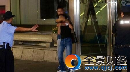 小伙持30厘米杀猪刀劫持3人 解救民警左腰被捅2厘米宽的血洞