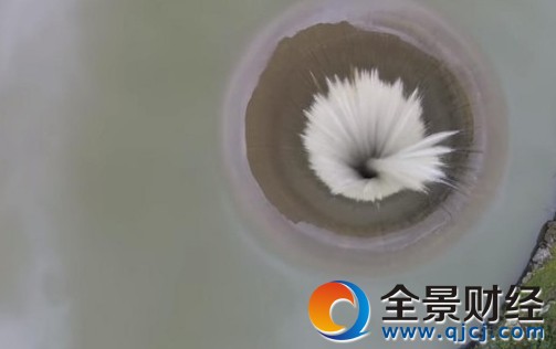 奇观!美国加州湖泊现巨型黑洞 吸引游客驻足围观