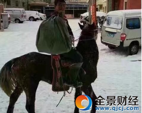 快递员骑马送包裹 鹅毛般大雪难不倒内蒙古快递小哥