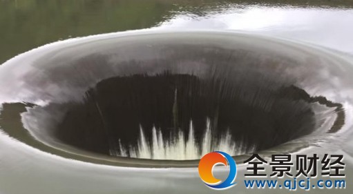奇观!美国加州湖泊现巨型黑洞 吸引游客驻足围观