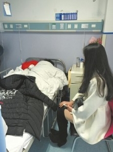 拔罐背部起火 女子自救翻身下床滚灭火焰场面惊险