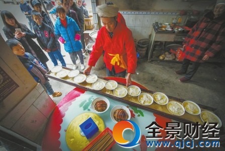 头顶传菜超30万碗从未失手:绝技传承10代 孩子不愿学