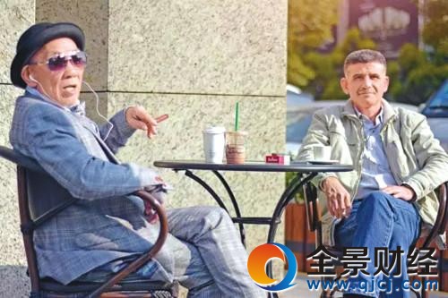 小伙给爷爷拍写真 资深老农变“网红”帅出了天际