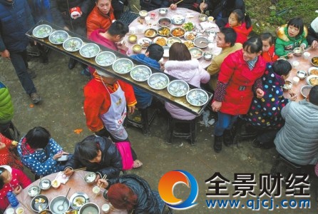 头顶传菜超30万碗从未失手:绝技传承10代 孩子不愿学