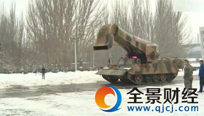 高手!包头现扫雪神器 吹雪坦克穿一身迷彩装炫爆了(组图)