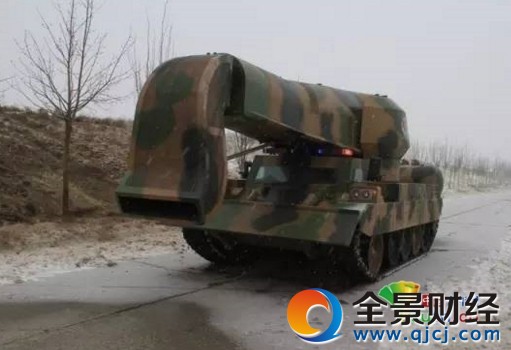 包头出动坦克扫雪 扫雪神器所经之处积雪尽被清扫而空