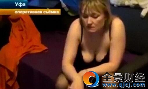 崩溃!男子观看警察扫黄直播 发现被抓的竟是自己老婆