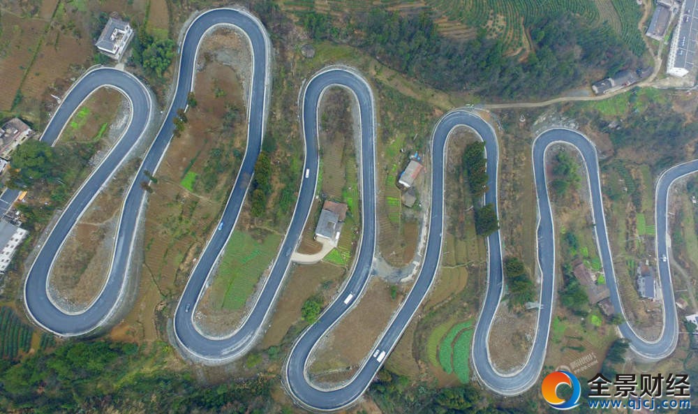 湖北恩施十大拐公路 网友调侃:堪比“秋名山”