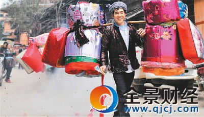 一月二十三日,贵州省从江县小黄侗寨村民挑着彩礼定亲。 梁光源摄(人民视觉)