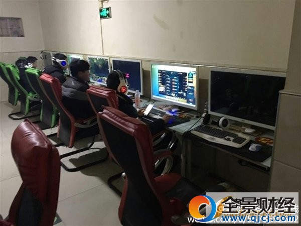 小伙网吧倒地吐血:快扶我起来 要赢了