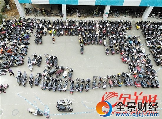 大学校园里停放着不少电动车