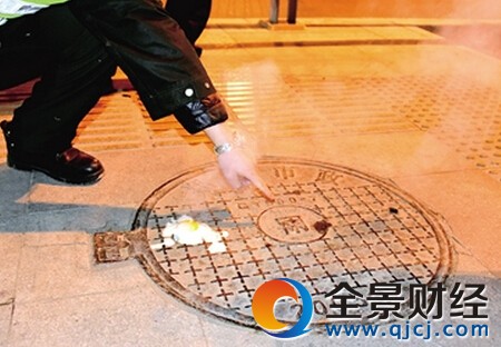 郑州街头一窨井冒热气煮鸡蛋 喷出两米多高热气