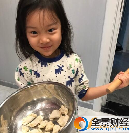 李小璐甜馨拍写真