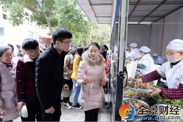 高校学生夫妻同班不同寝 网友:想啪啪咋办?