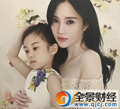 李小璐甜馨拍写真