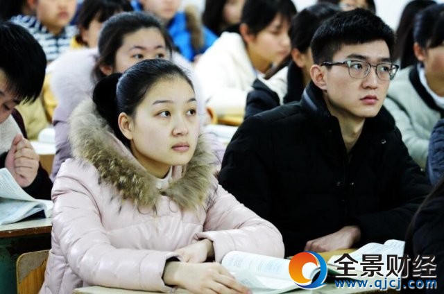 高校学生夫妻同班不同寝 网友:想啪啪咋办?