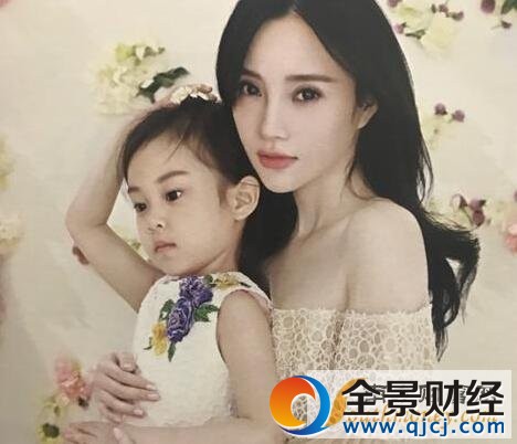 李小璐甜馨拍写真