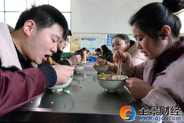 高校学生夫妻同班不同寝 网友:想啪啪咋办?