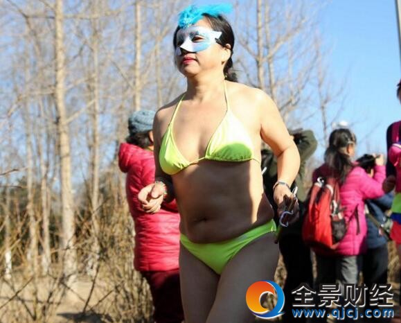 辣眼睛!北京参加“光猪跑”男子裸身丁字裤造型吸睛