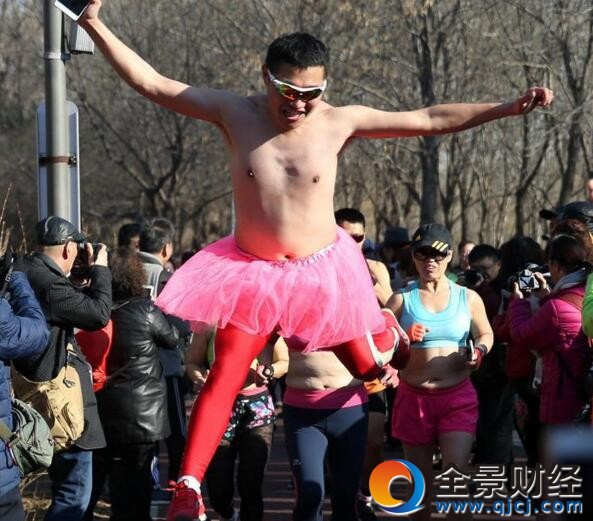 辣眼睛!北京参加“光猪跑”男子裸身丁字裤造型吸睛
