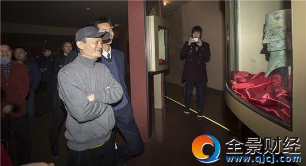 马云与“撞脸”青铜人头像同框:还挺帅