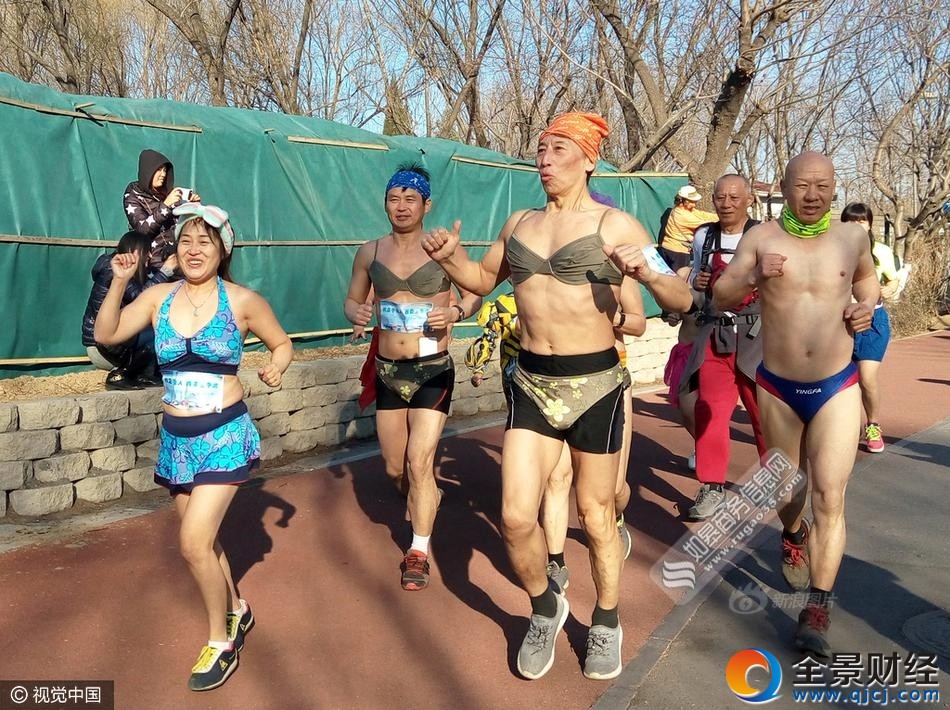 跑步爱好者光猪跑造型辣眼 有参赛男士身穿文胸和三角裤