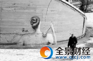 大桥现美女出浴图 裸身背对沐浴画面香艳被