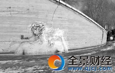 大桥现美女出浴图 裸身背对沐浴画面香艳被