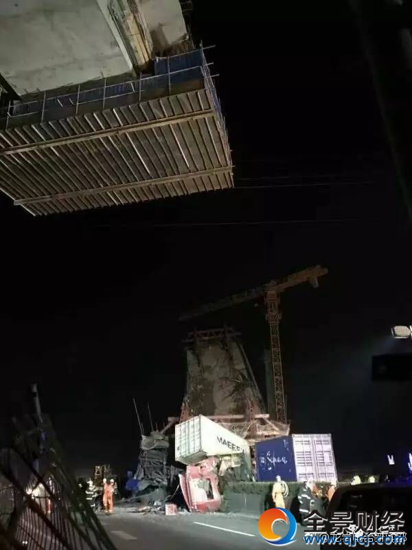 福建高架桥坍塌 现场5人坠落2辆车被砸【组图】