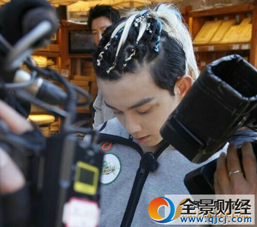 吴磊《二十四小时》白头发小辫吸睛