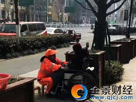 最美媳妇带婆婆扫大街 环卫工怕82岁老人孤单日夜陪伴